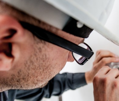 technik sprawdza sprzet