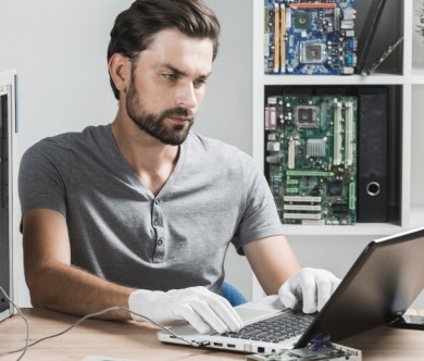 technik wypisuje ekspertyze